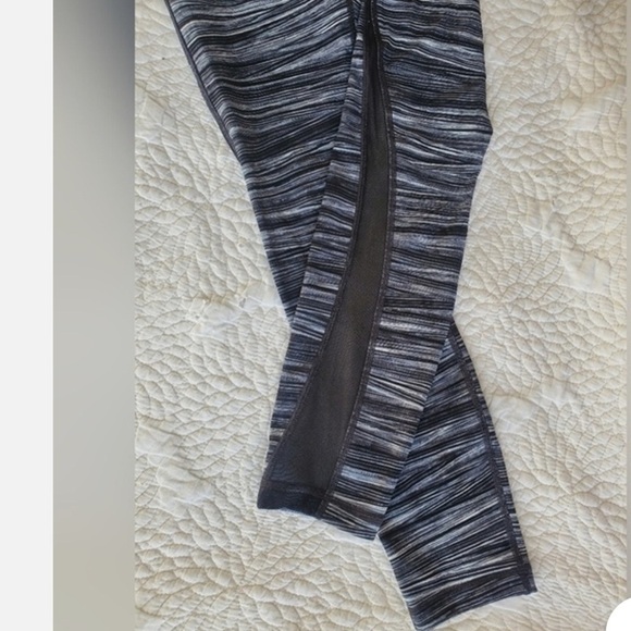 Lululemon Train Times 7/8 Pant *25"
Low Tide Alpine White Black / Black size 6 - Picture 3 of 15